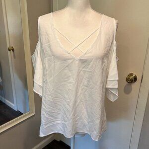 NWT Bisou Bisou White Cold Shoulder Hi-Low hem Blouse, SIze Med